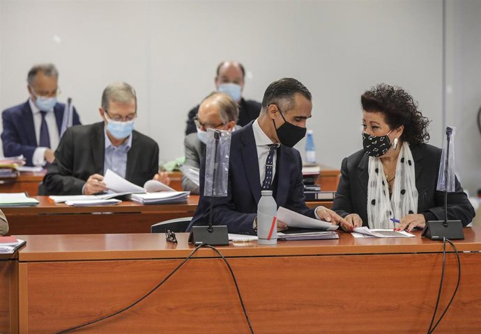 Acusados y abogados en el juicio por el caso IVAM