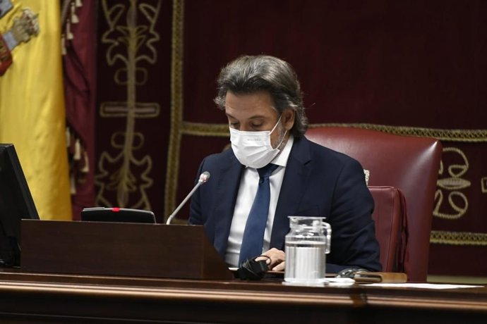 El presidente del Parlamento de Canarias, Gustavo Matos, da lectura a una declaración institucional con motivo del Día Mundial de la Diabetes