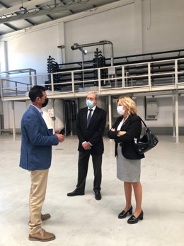 El consejero de Transformación Económica, Industria, Conocimiento y Universidades, Rogelio Velasco, y la delegada territorial de este departamento, Carmen Sánchez Sierra, visitan una empresa malagueña incentivada por la Junta de Andalucía
