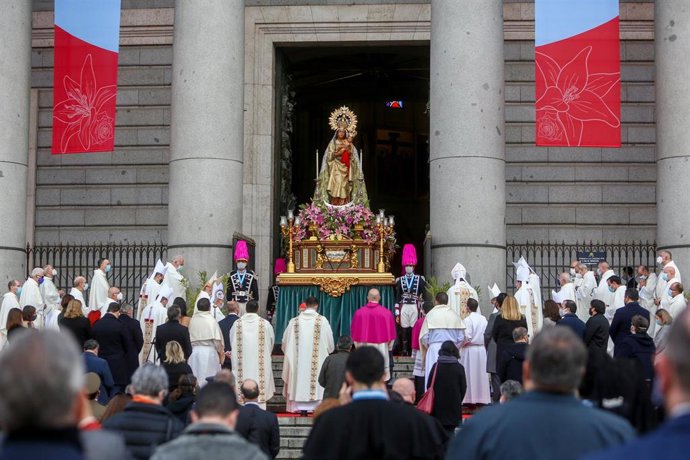Archivo - Salida de la Virgen de la Almudena.