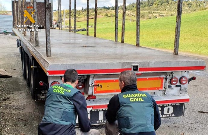 Agents de la Guradi Civil durante la operacón del robo de vehiculos y maquinaria