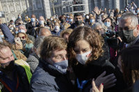 Ayuso y Almeida creen que las encuestas demuestran que "trabajan por Madrid" y son "positivas para el PP en su conjunto"
