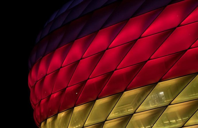 Archivo - El estadio Allian Areba de Munich iluminado con los colores de la bandera de Alemania. 