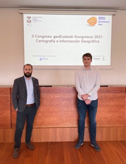 Víctor García y Christian Gutiérrez, durante su participación en el Congreso GeoEuskadi 2021.