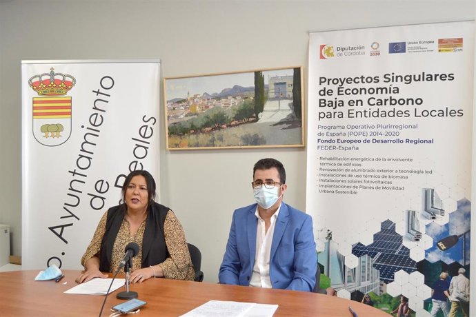 Dolores Amo y Gabriel González explican la intervención en la luminaria pública de Encinas Reales.