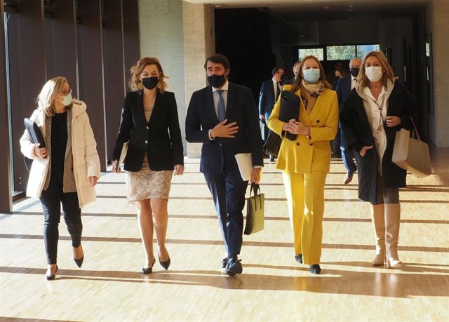 El consejero de Fomento y Medio Ambiente, Juan Carlos Suárez-Quiñones, en el centro, junto a su equipo antes de presentar su presupuesto para 2022 en las Cortes.