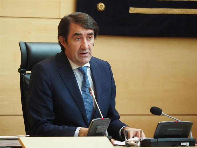El consejero de Fomento y Medio Ambiente, Juan Carlos Suárez-Quiñones, durante su comparecencia en las Cortes para presentar los presupuestos de su departamento.