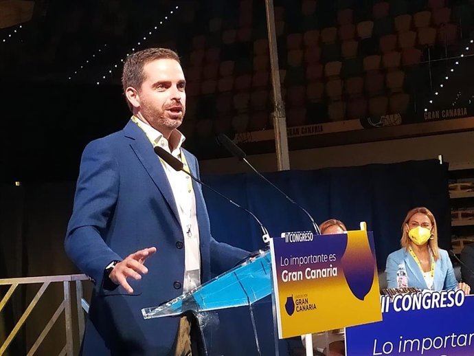 Archivo - El presidente y portavoz de UxGC, Lucas Bravo de Laguna