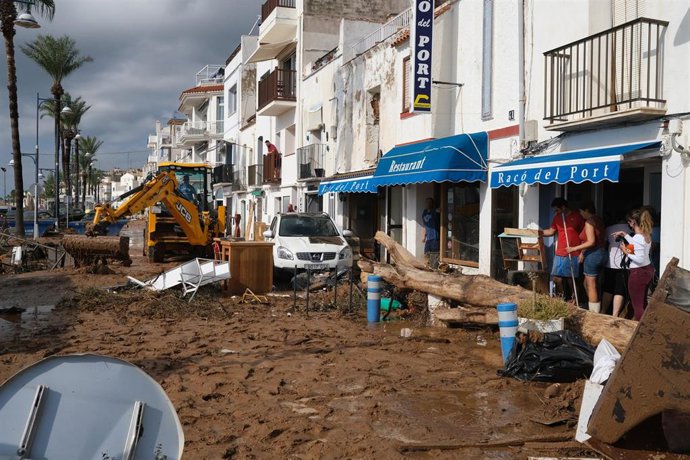 Archivo - Una máquina excavadora realiza labores de limpieza en las calles inundadas, tras el paso de la tormenta en el municipio de Alcanar, a 2 de septiembre de 2021, en Tarragona, Catalunya (España). 