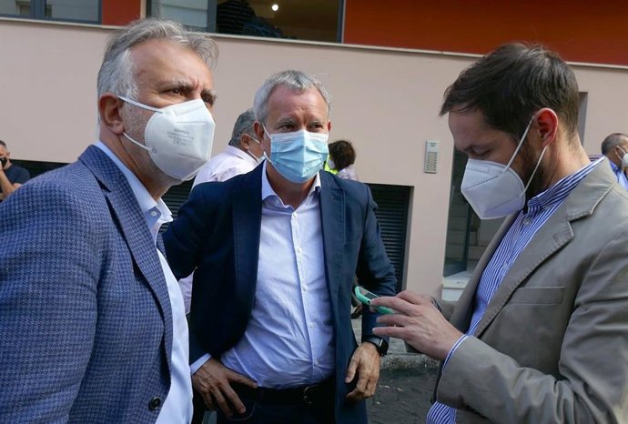 El presidente de Canarias, Ángel Víctor Torres, el consejero de Obras Públicas, Sebastián Franquis, y el presidente del Cabildo de La Palma, Mariano Hernández, en un encuentro en La Palma