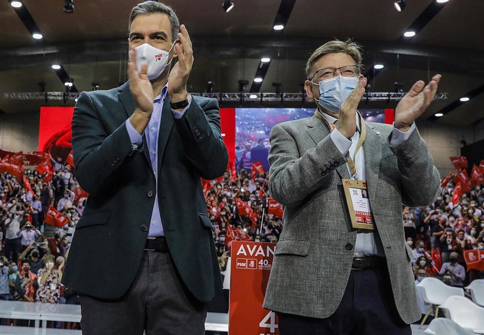 El presidente del Gobierno y secretario general del PSOE, Pedro Sánchez (i) y el presidente de la Comunidad Valenciana y del Congreso Federal del PSOE, Ximo Puig (d), en el acto de clausura del 40 Congreso Federal del PSOE