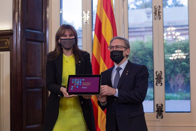 El conseller d'Economia de la Generalitat, Jaume Giró, entrega una tauleta tàctil amb el projecte de pressupostos a la presidenta del Parlament, Laura Borràs, a la cambra catalana