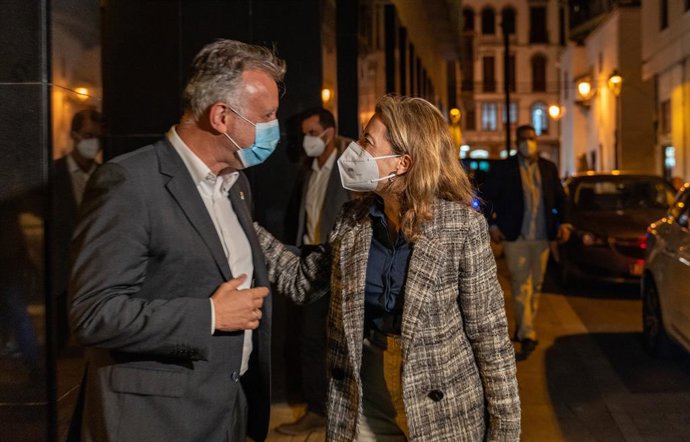 La ministra de Transportes, Movilidad y Agenda Urbana, Raquel Sánchez (d) y el presidente de Canarias, Ángel Víctor Torres se reúne n con autoridades regionales y locales para abordar la situación de las carreteras de La Palma