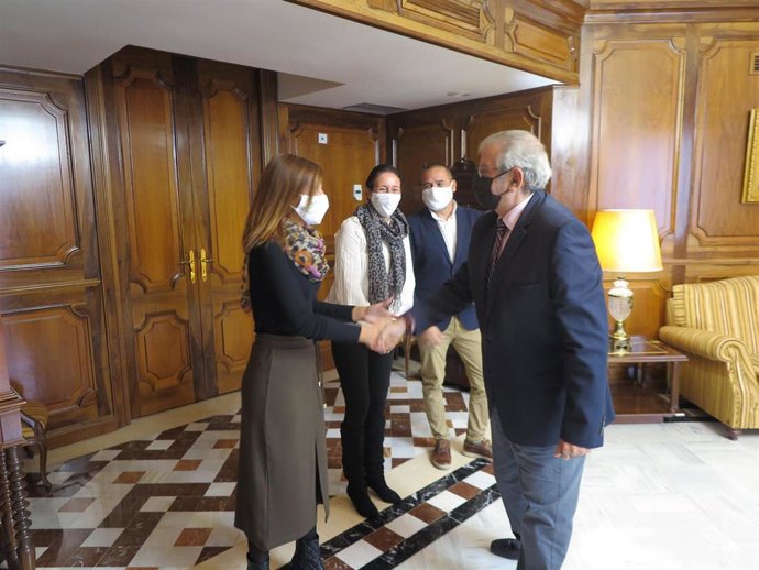 El presidente de la Asamblea Regional recibe a miembros de la Fundación Ambulancia del Deseo España, quienes quieren darle a conocer el trabajo que realizan con personas enfermas o pacientes con falta de movilidad