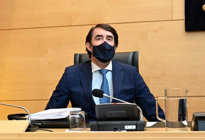 El consejero de Fomento y Medio Ambiente, Juan Carlos Suárez-Quiñones, durante su comparecencia en las Cortes para presentar el presupuesto de su departamento.
