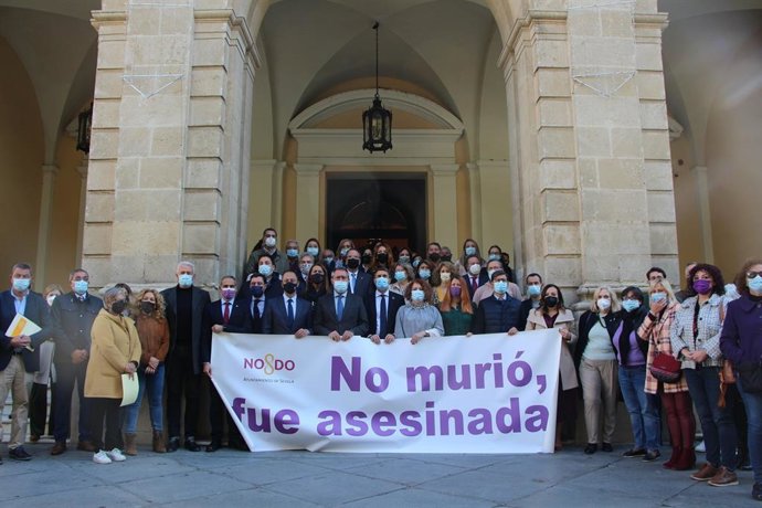 El alcalde de Sevilla, Juan Espadas, ha estado al frente del minuto de silencio este martes a las puertas del Ayuntamiento para condenar el asesinato machista de una mujer de 37 años en San Roque, en Cádiz.