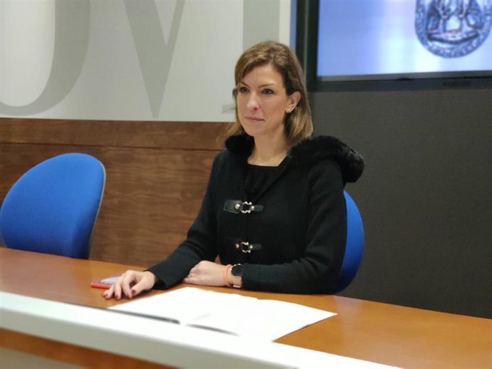 La concejala delegada de Educación en el Ayuntamiento de Oviedo, Lourdes García, en rueda de prensa.