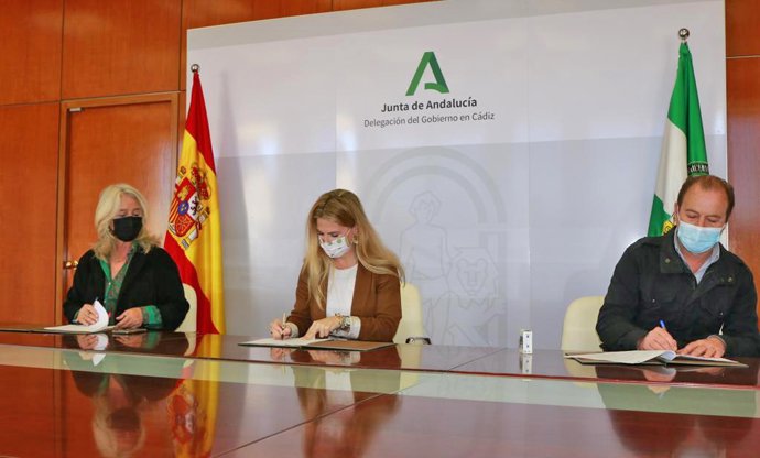 La delegada de la Junta de Andalucía en Cádiz, Ana Mestre, durante la firma del contrato para la reordenación del acceso al antiguo barrio de la villa en Olvera.