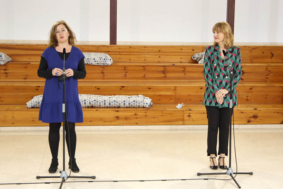 La presidenta del Govern balear, Francina Armengol y la ministra de Educación y Formación Profesional, Pilar Alegría,  intervienen tras su visita al Centro de Educación Especial Son Ferriol.