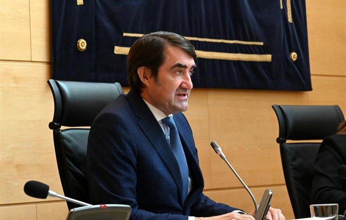 El consejero de Fomento y Medio Ambiente de Castilla y León, Juan Carlos Suárez-Quiñones, durante su comparecencia en las Cortes para explicar el presupuesto de su departamento.