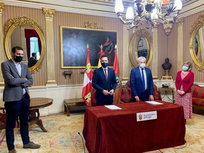 En el centro, el alcalde de Burgos, Daniel de la Rosa, y a su derecha el jefe de Demarcación de Carreteras del Estado en Castilla y León Oriental, Javier Fernández.