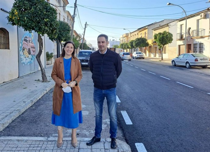 Casanueva y Criado junto a la travesía de Castro del Río en la que ha intervenido la Junta.