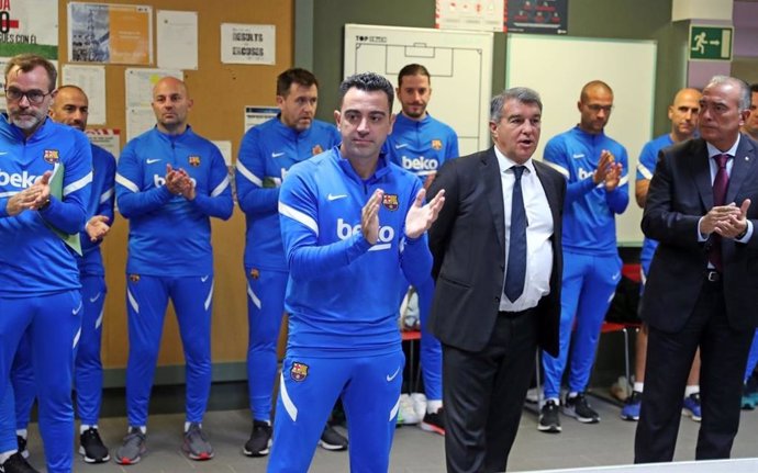 Discurso del entrenador del FC Barcelona, Xavi Hernández, junto a su cuerpo técnico y acompañados del presidente blaugrana, Joan Laporta, en el primer entrenador del técnico con sus futbolistas