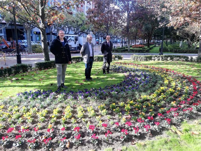 El Ayuntamiento de Logroño coloca en El Espolón un parterre con los colores de la bandera LGTBI+