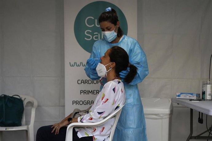 Archivo - Una sanitaria hace un test de antígenos.