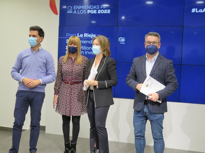 La portavoz del PP, Cuca Gamarra, con diputados y senadores riojanos