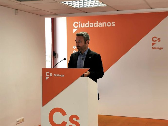 El diputado nacional de Ciudadanos por Málaga y secretario de Comunicación del partido en Andalucía, Guillermo Díaz, en rueda de prensa en Málaga