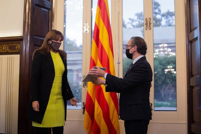 La presidenta del Parlament, Laura Borrs, recibe el proyecto de Presupuestos de la Generalitat de 2022 por parte del conseller de Economía, Jaume Giró.