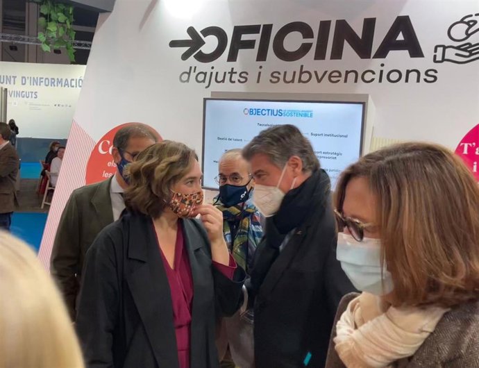 La alcaldesa de Barcelona, Ada Colau, y el presidente de Pimec, Antoni Cañete, realizan una visita institucional al Bizbarcelona y Saló de l'Ocupació