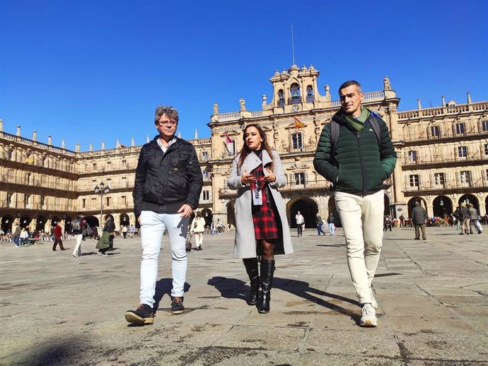 La coordinadora autonómica de CyL, Gemma Villarroel, en Salamanca junto a sus compañeros de partido Manuel Hernández (i) y Jesús de San Antonio (d).
