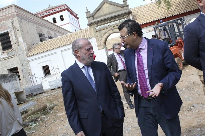 Archivo -  El presidente de la Diputación de Sevilla, Fernando Rodríguez  Villalobos y el alcalde de La Rinconada, en una imagen de archivo