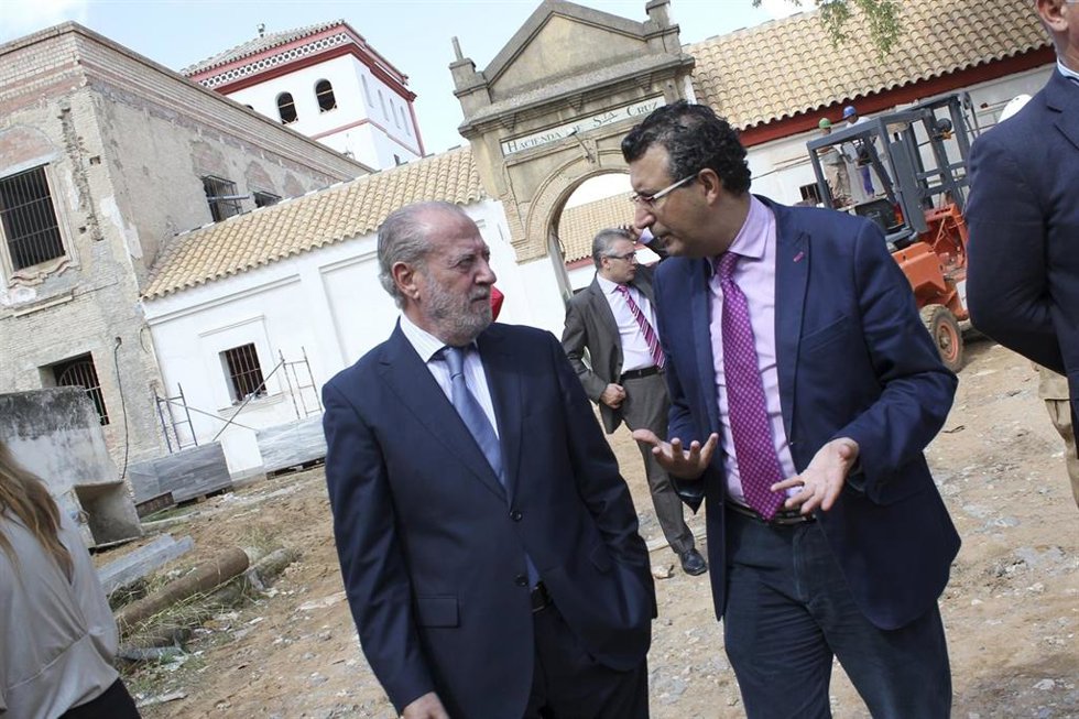 Archivo -  El presidente de la Diputación de Sevilla, Fernando Rodríguez  Villalobos y el alcalde de La Rinconada, en una imagen de archivo