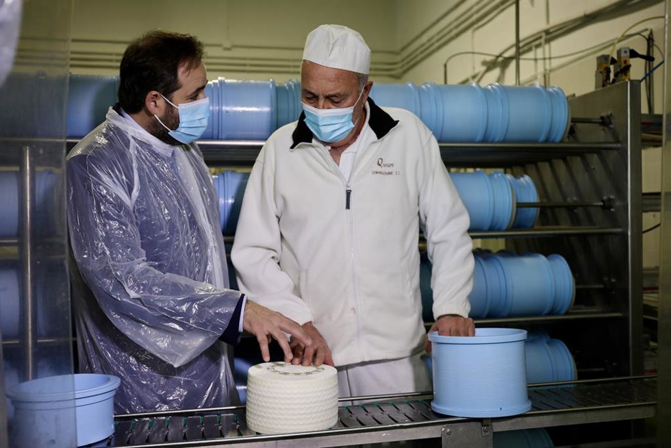El presidente regional del PP, Paco Núñez, visita la fábrica de quesos 'Lominchar' en Corral de Almaguer (Toledo).