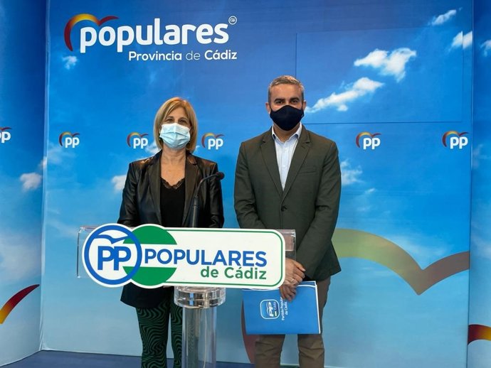 María José García Pelayo y Pepe Ortiz en la sede del PP.
