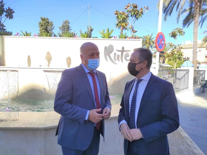 El delegado de Turismo de la Junta de Andalucía, Ángel Pimentel (dcha.), y el alcalde de Rute, Antonio Ruiz, junto a la nueva fuente ubicada en la calle Duquesa.