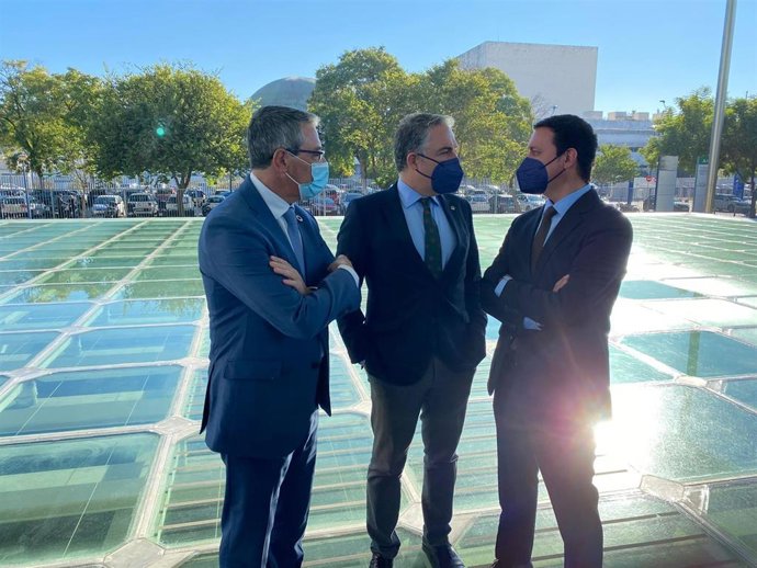 Javier Aureliano García junto a Elías Bendodo en el acto de 'Andalucía Vuela'