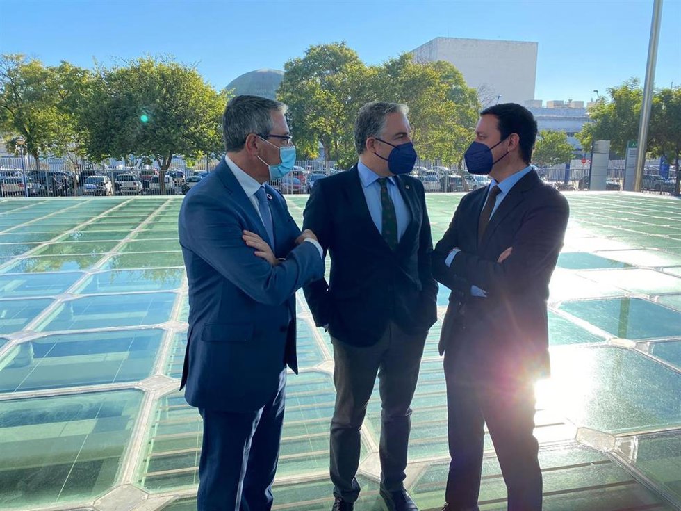 Javier Aureliano García junto a Elías Bendodo en el acto de 'Andalucía Vuela'