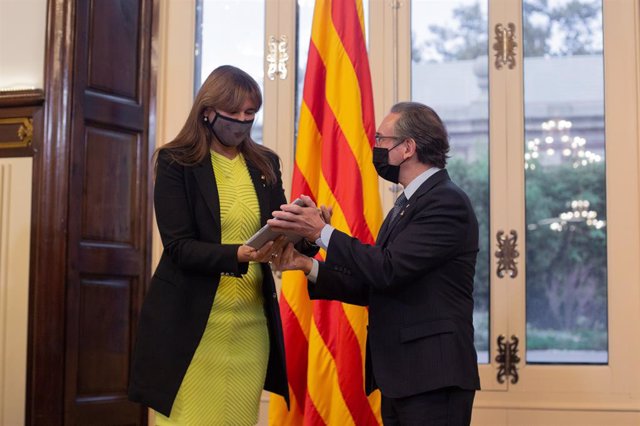 El conseller d'Economia i Hisenda de la Generalitat, Jaume Giró, entrega el projecte de llei de pressupostos del 2022 a la presidenta del Parlament, Laura Borràs