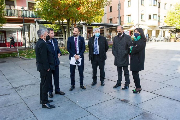 El presidente de Petronor, Emiliano López Achurra; el alcalde de Irún, José Antonio Santano; el delegado del Gobierno en Euskadi, Denis Itxaso el director del Centro Memorial de Víctimas del Terrorismo, Florencio Domínguez y la exconcejala Asunción Guer