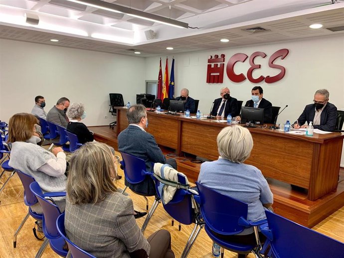 El secretario general de UGT, Antonio Jiménez; el presidente del CES, José Antonio Cobacho; el consejero José Ramón Díez de Revenga, y el secretario general del CES, Fernando Vélez, durante la reunión sobre el Pacto por las Infraestructuras de la Región