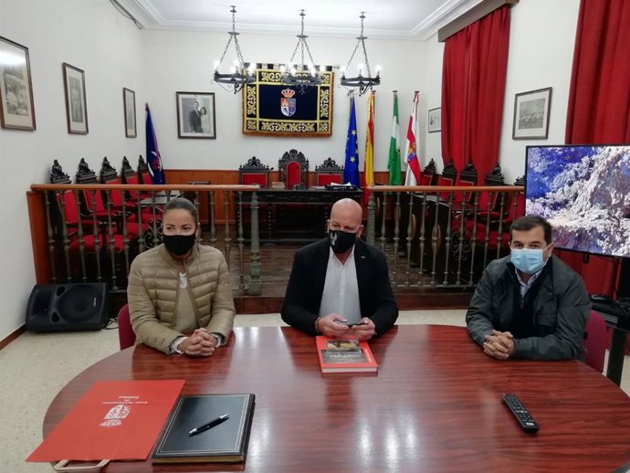 La delegada de Turismo de la Junta en Huelva, María Ángeles Muriel, en su visita a Calañas.