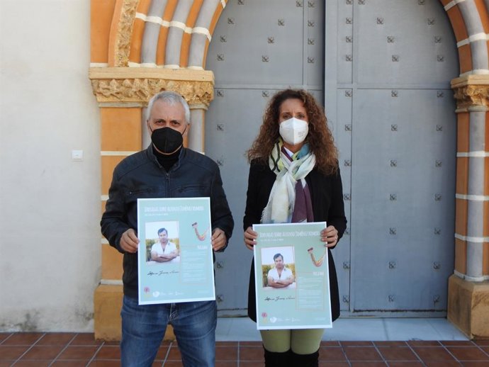 La delegada municipal de Turismo del Ayuntamiento de Alcalá de Guadaíra, Rosa Carro (Cs), y el director escénico David Troncoso han presentado las jornadas.