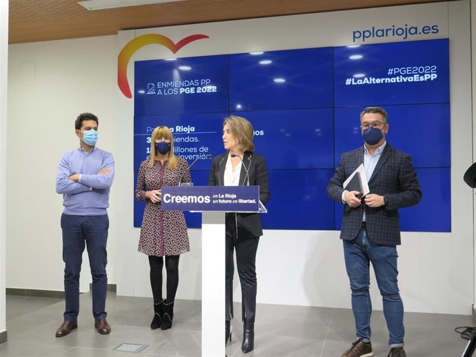 La portavoz del Grupo Popular, Cuca Gamarra, junto con los diputados y senadores 'populares'