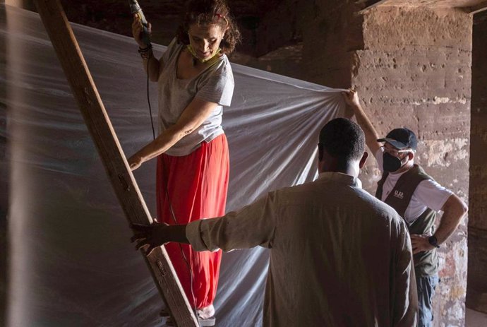 Trabajos en una de las tumbas en la necrópolis de Qubbet el-Hawa.