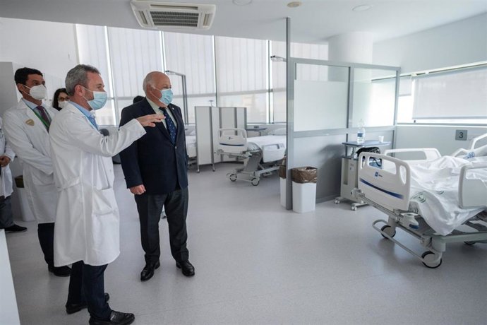 Visita del consejero de Salud y Familias, Jesús Aguirre, en el Clínico San Cecilio
