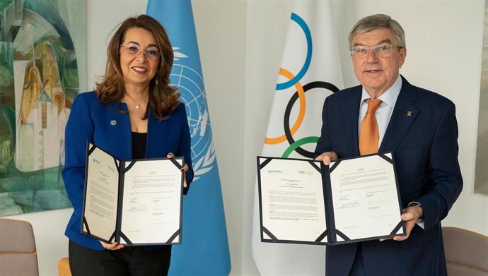 Ghada Waly y Thomas Bach tras firmar el nuevo Memorando de Entendimiento entre la UNODC y el COI